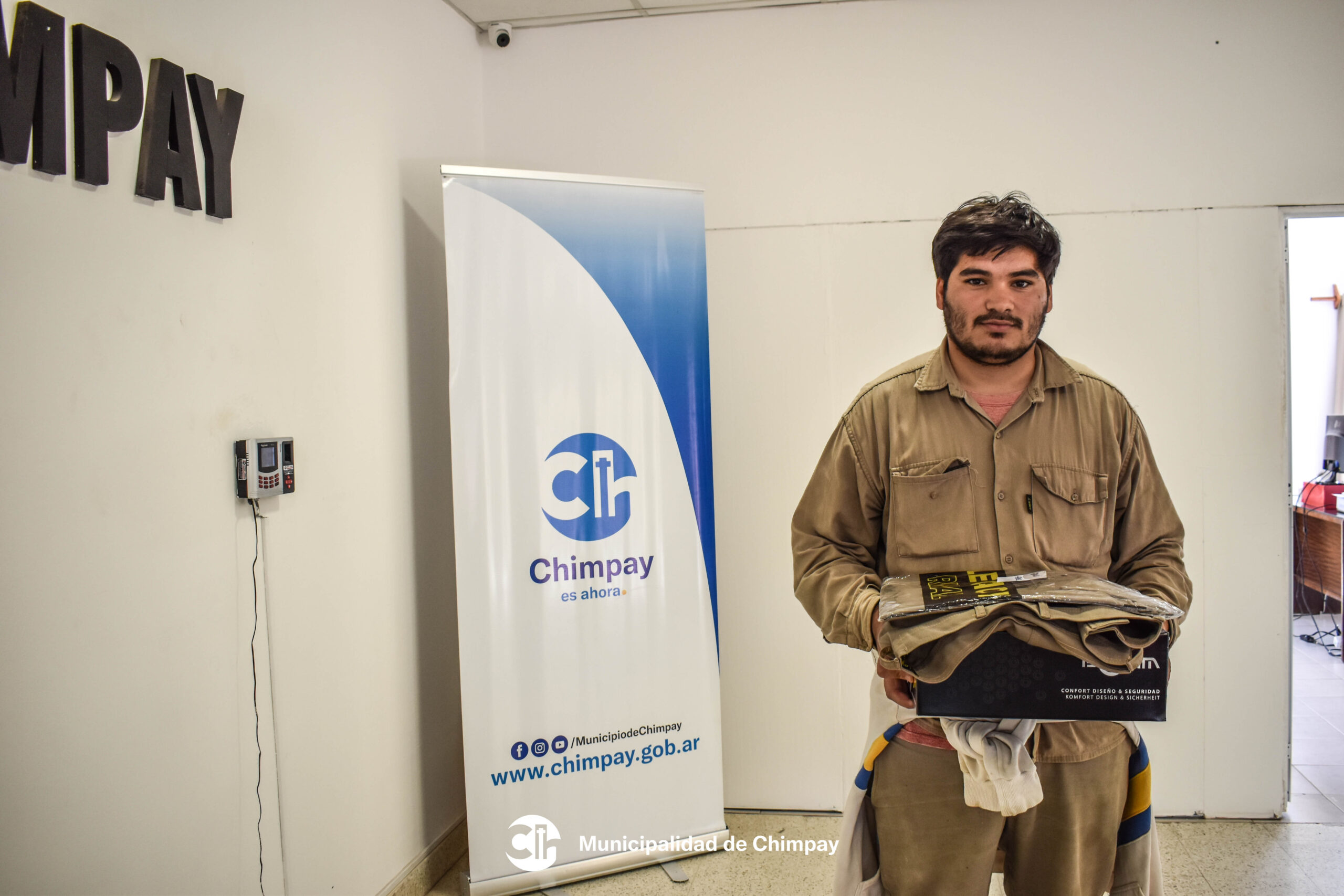 ENTREGA DE INDUMENTARIA A PERSONAL MUNICIPAL